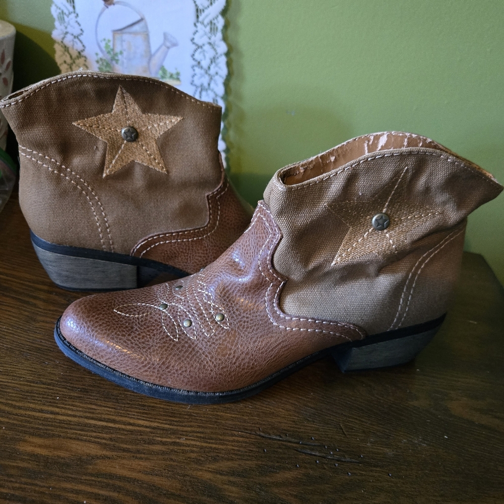 Dream Out Loud Joey Ankle Boots with Star Design, 8M